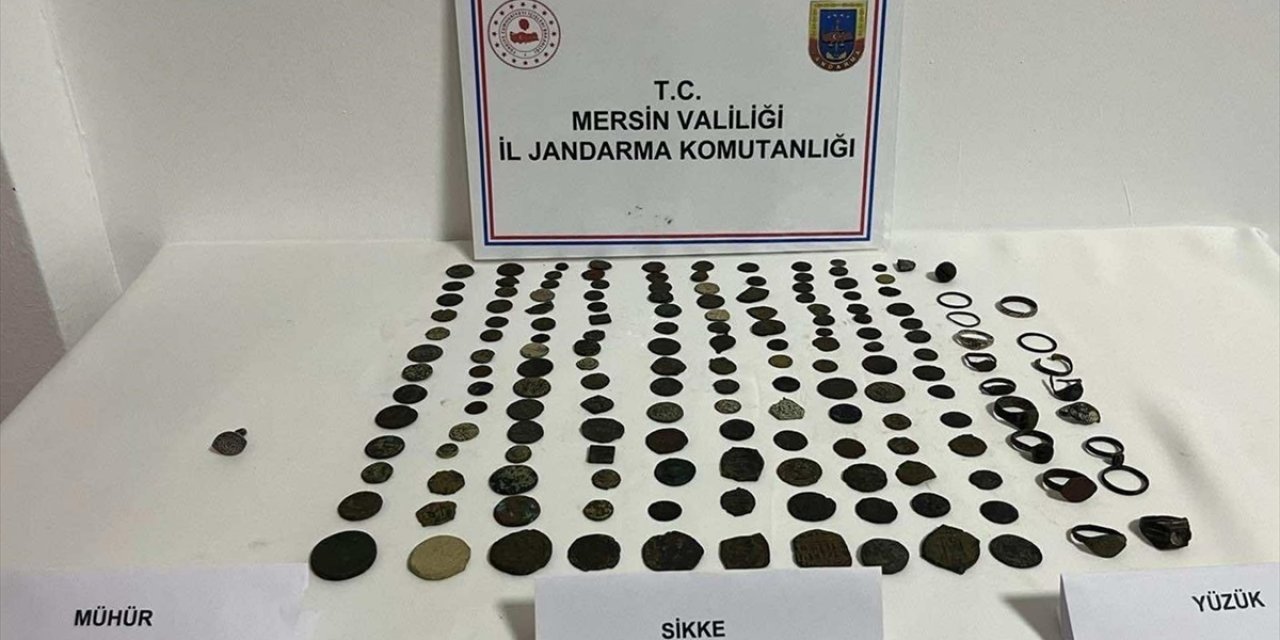 Mersin'de 147 sikke, 17 yüzük ve el yazması kitap ele geçirildi