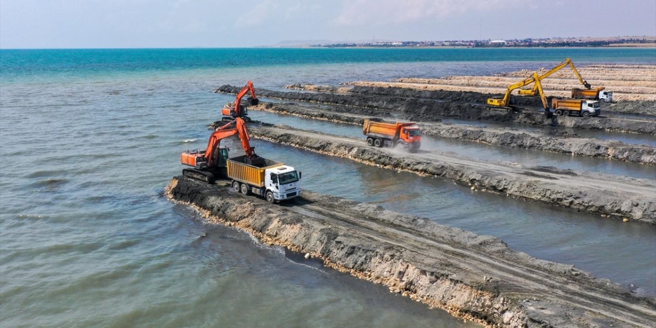 Van Gölü'nün zemininden 1 milyon 950 bin metreküp dip çamuru ve balçık çıkarıldı