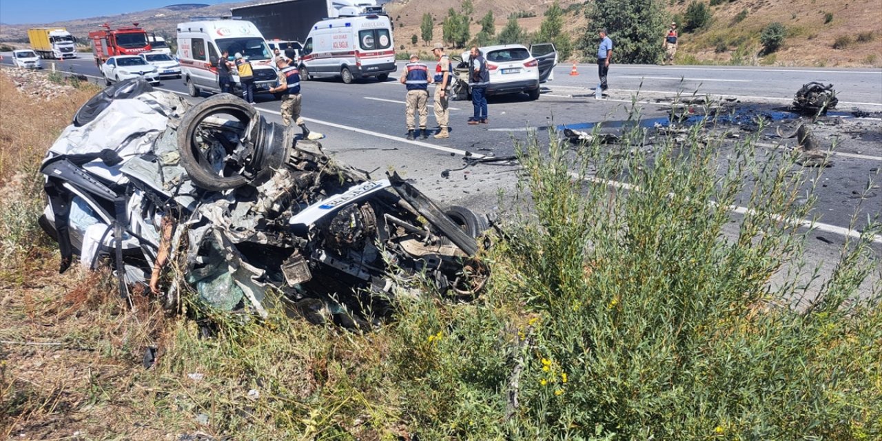 Erzincan'da iki aracın çarpışması sonucu 3 kişi öldü, 4 kişi yaralandı