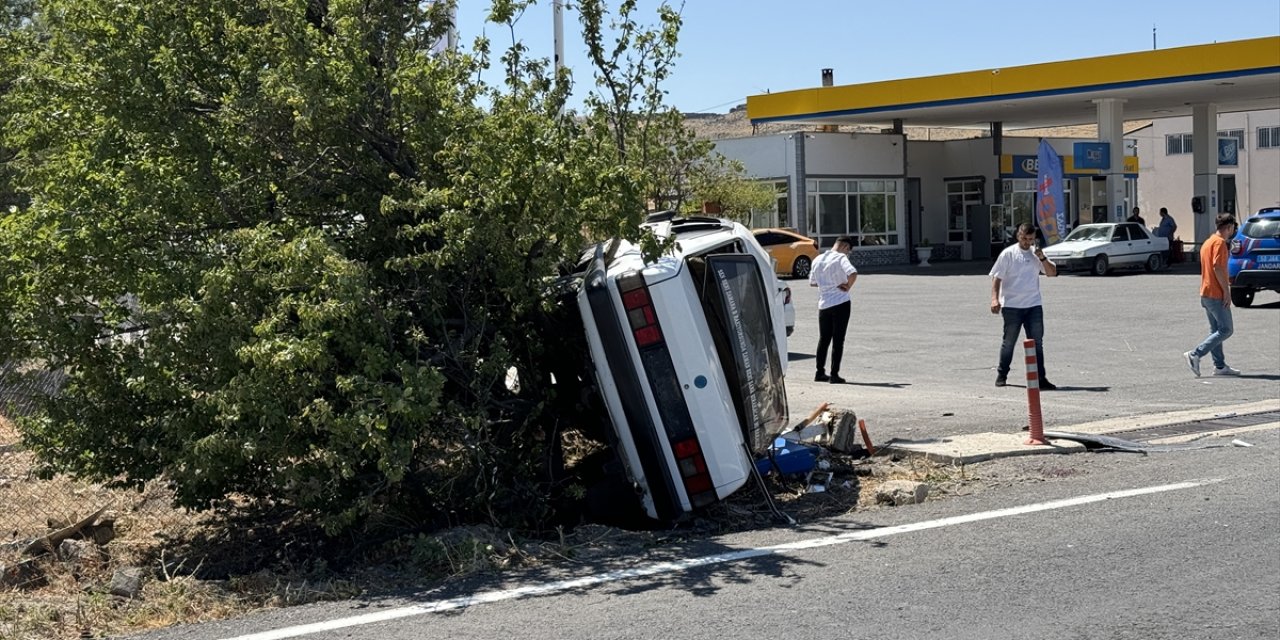 Nevşehir'de devrilen otomobildeki 5 kişi yaralandı