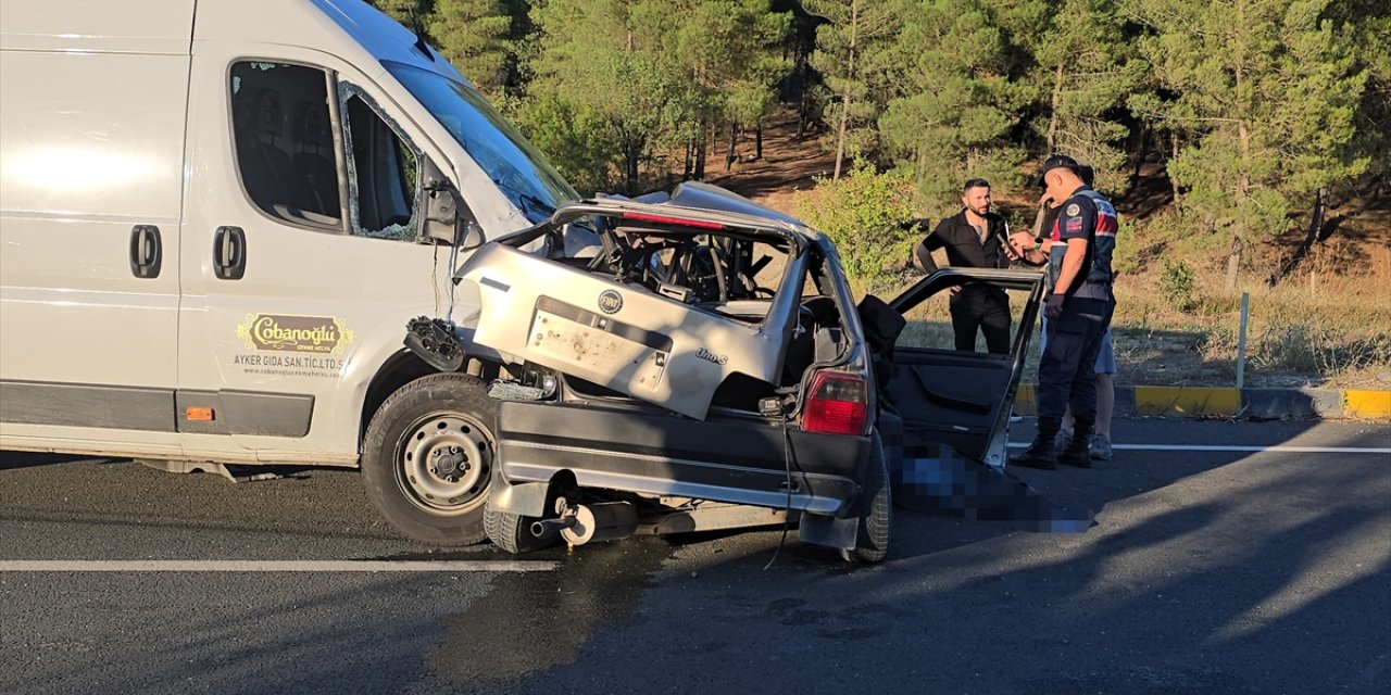 Karabük'te panelvanla otomobilin çarpıştığı kazada 1 kişi öldü, 1 kişi yaralandı