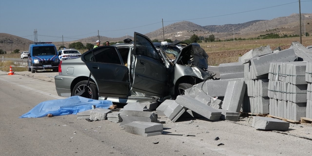 Burdur'da bordür taşına çarpan otomobildeki karı koca öldü, çocukları yaralandı