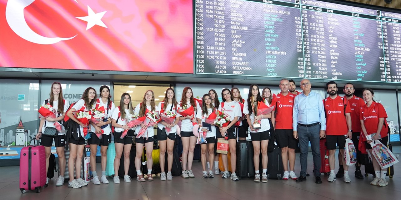 Avrupa şampiyonu 20 Yaş Altı Kadın Milli Voleybol Takımı yurda döndü