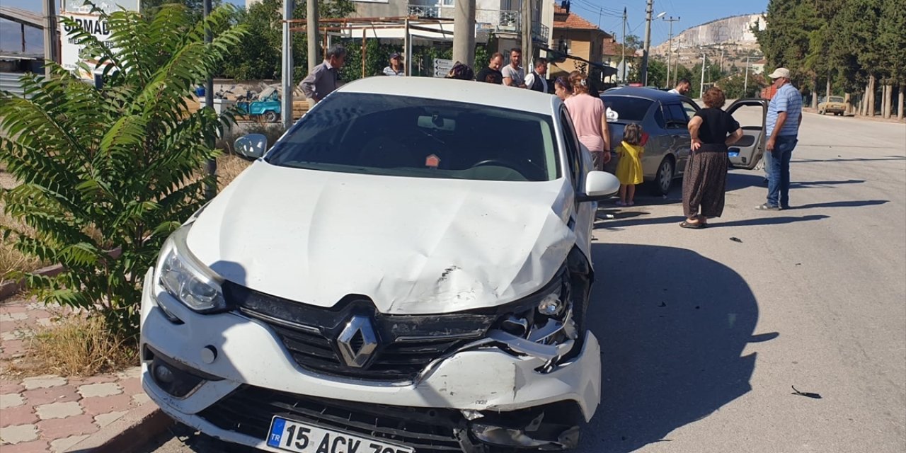 Burdur'da iki otomobilin çarpıştığı kazada 4 kişi yaralandı