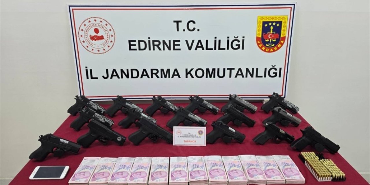 Edirne'de kaçakçılık operasyonunda 17 ruhsatsız silah ele geçirildi