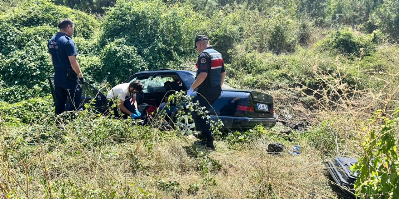 Bolu'da şarampole devrilen otomobildeki 1 kişi öldü, 1 kişi yaralandı