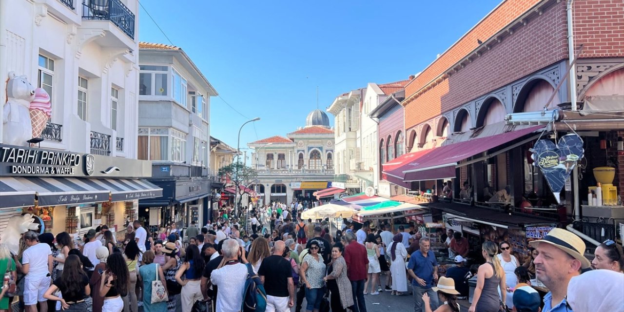 İstanbul'da nemli ve sıcak havadan bunalanlar plaj ve parklara akın etti