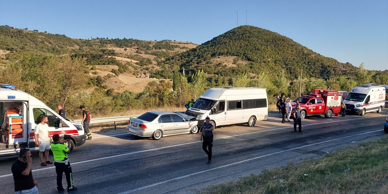 Amasya'da tarım işçilerini taşıyan minibüs ile otomobilin çarpıştığı kazada 13 kişi yaralandı