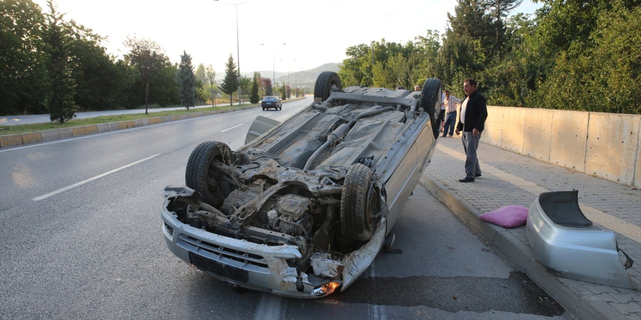 Tokat'ta devrilen otomobildeki aynı aileden 4 kişi yaralandı