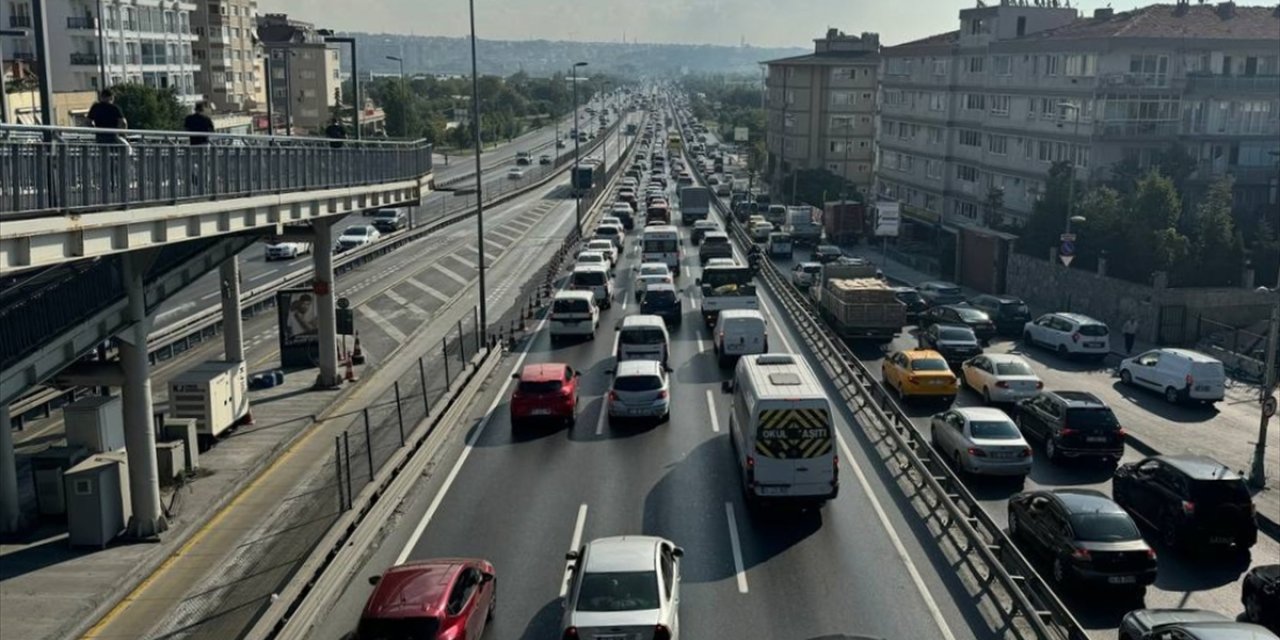 İstanbul'da metrobüs hattındaki "Beyaz Yol" çalışması trafik yoğunluğu oluşturdu