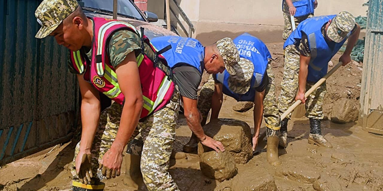 Kırgızistan'ın tatil bölgesinde aşırı yağış sele neden oldu