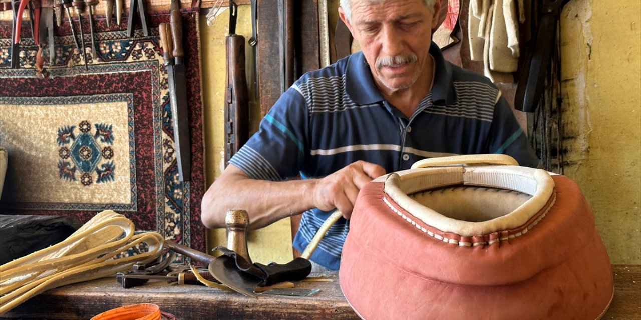 Tokatlı saraç, 47 yıldır yaptığı hamutlarla baba mesleğini yaşatıyor