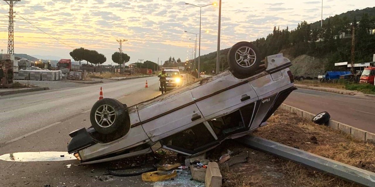 Amasya'da aydınlatma direğine çarpan otomobildeki 4 kişi yaralandı