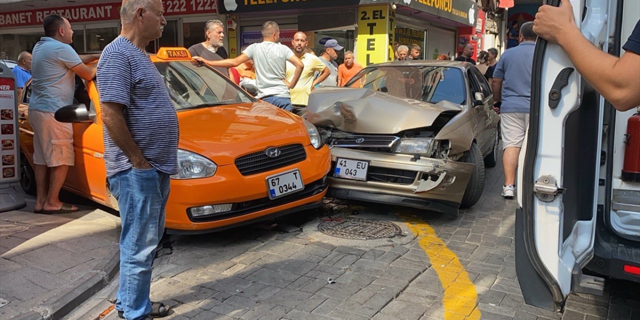 Zonguldak'ta sürücüsü fenalaşan otomobil, yayaya ve iki araca çarptı