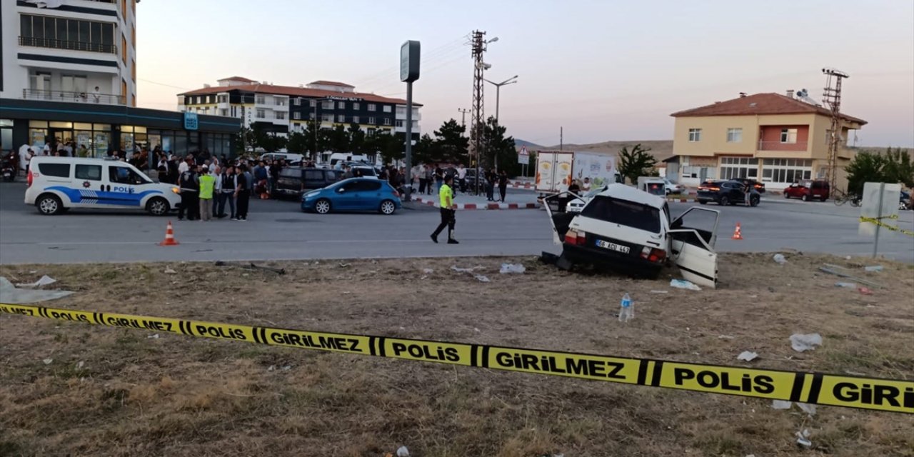 Yozgat'ta pikap ile otomobilin çarpışması sonucu 8 kişi yaralandı