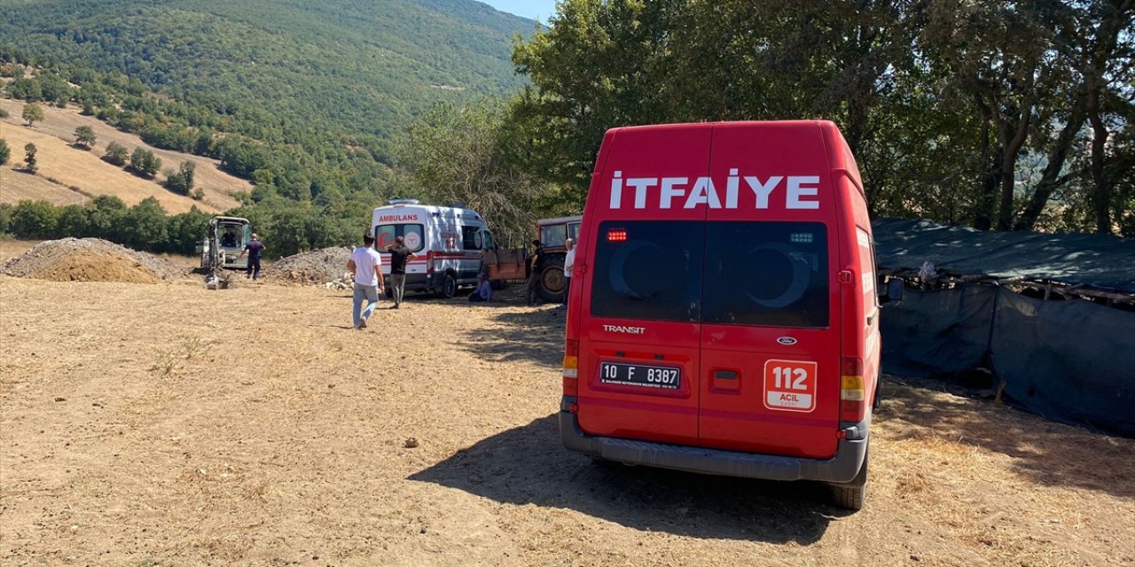 Balıkesir'de tarladaki su kuyusu kazısında toprak altında kalan çiftçi öldü