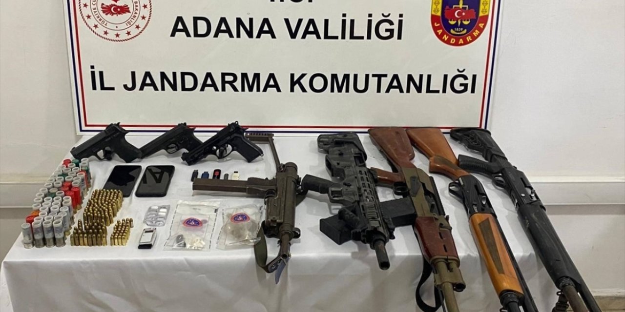 Adana'da evde 4 ruhsatsız tabanca ele geçirildi