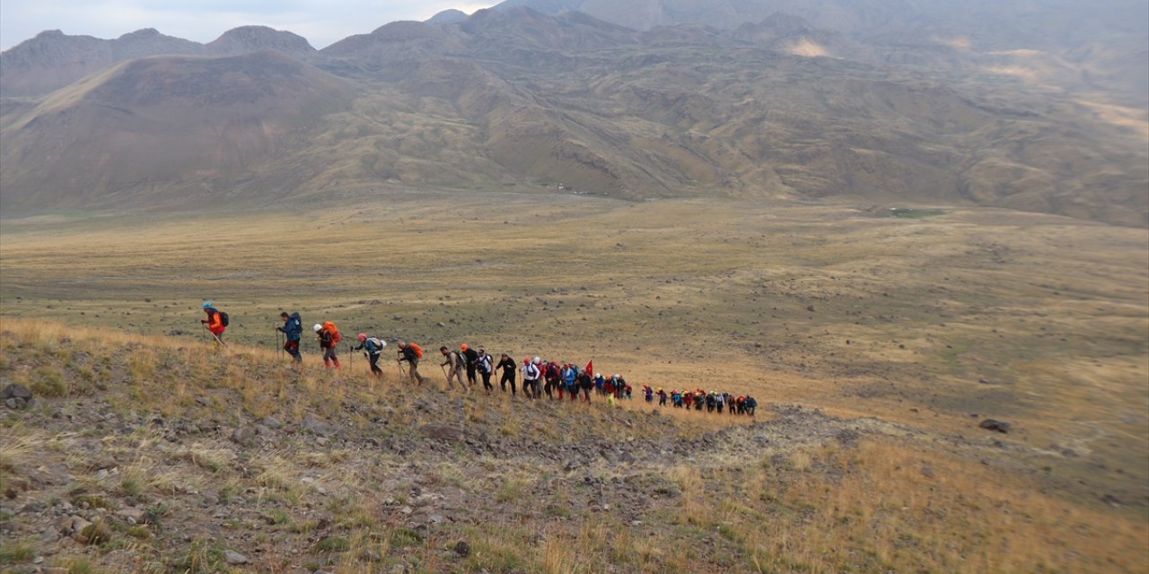 Turizme açılan Küçük Ağrı Dağı'nda "Üç Ülke Tek Zirve"de buluştu