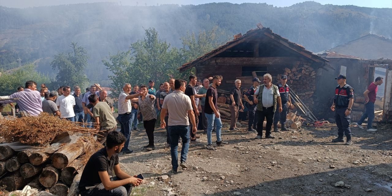 GÜNCELLEME - Kastamonu'da çıkan yangında 1 kişi öldü, 3 ev zarar gördü