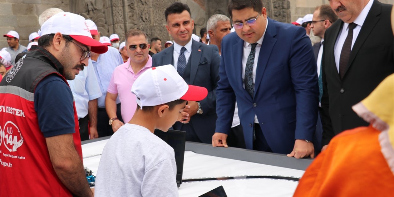 Erzurum'da devlet korumasındaki çocuklar sanat ve bilim sergisi açtı