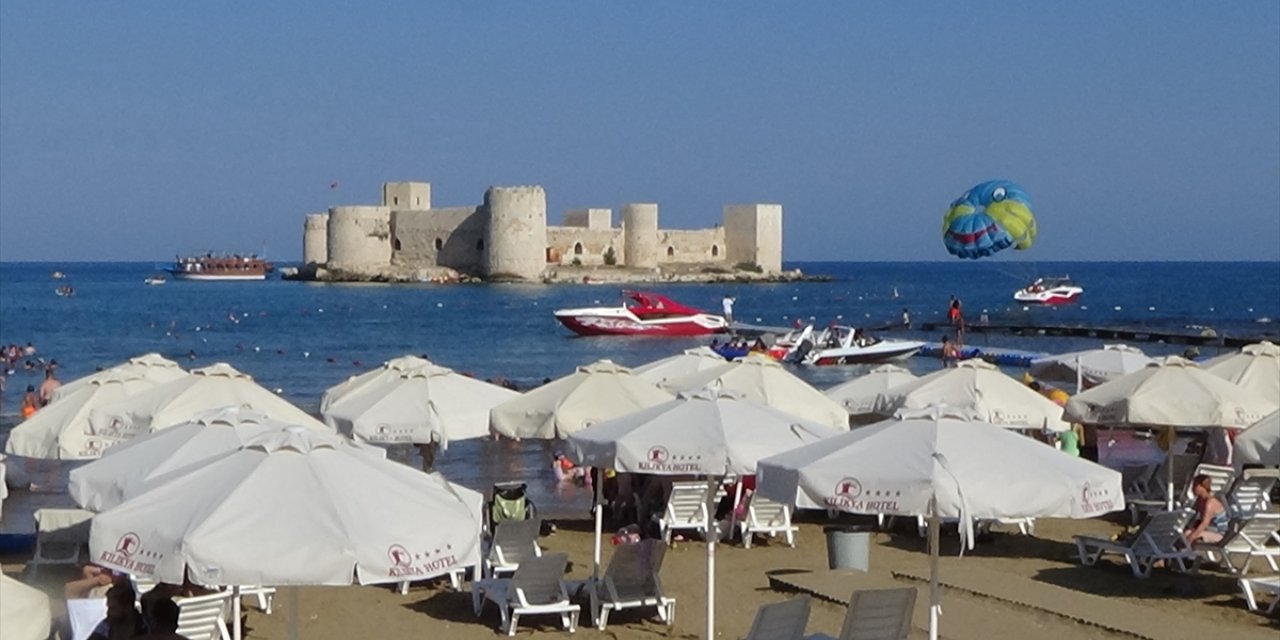 Mersin Kızkalesi'nde gurbetçiler turizmi hareketlendirdi