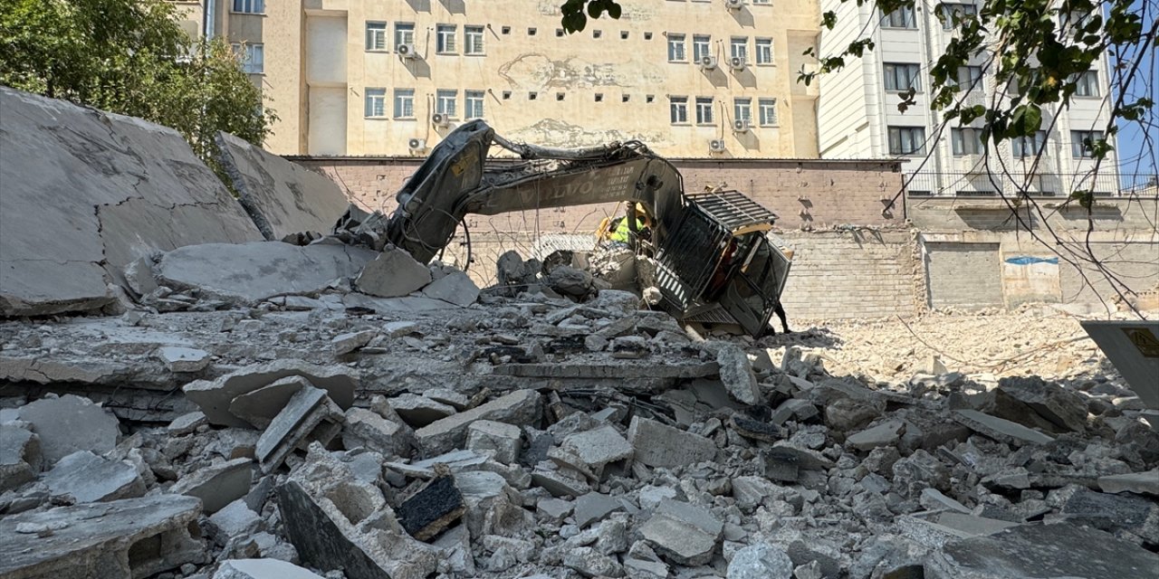 Şanlıurfa'da yıkım sırasında çöken bina iş makinesine zarar verdi