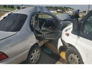 Yolcu minibüsü ile otomobil çarpıştı: 5 yaralı