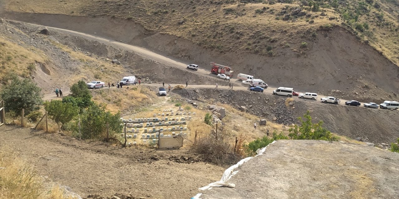 Hakkari'de şarampole devrilen kamyonetteki 7 güvenlik korucusu yaralandı