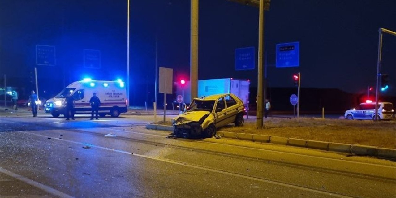 Çorum'da kamyonla çarpışan otomobildeki 1 kişi öldü