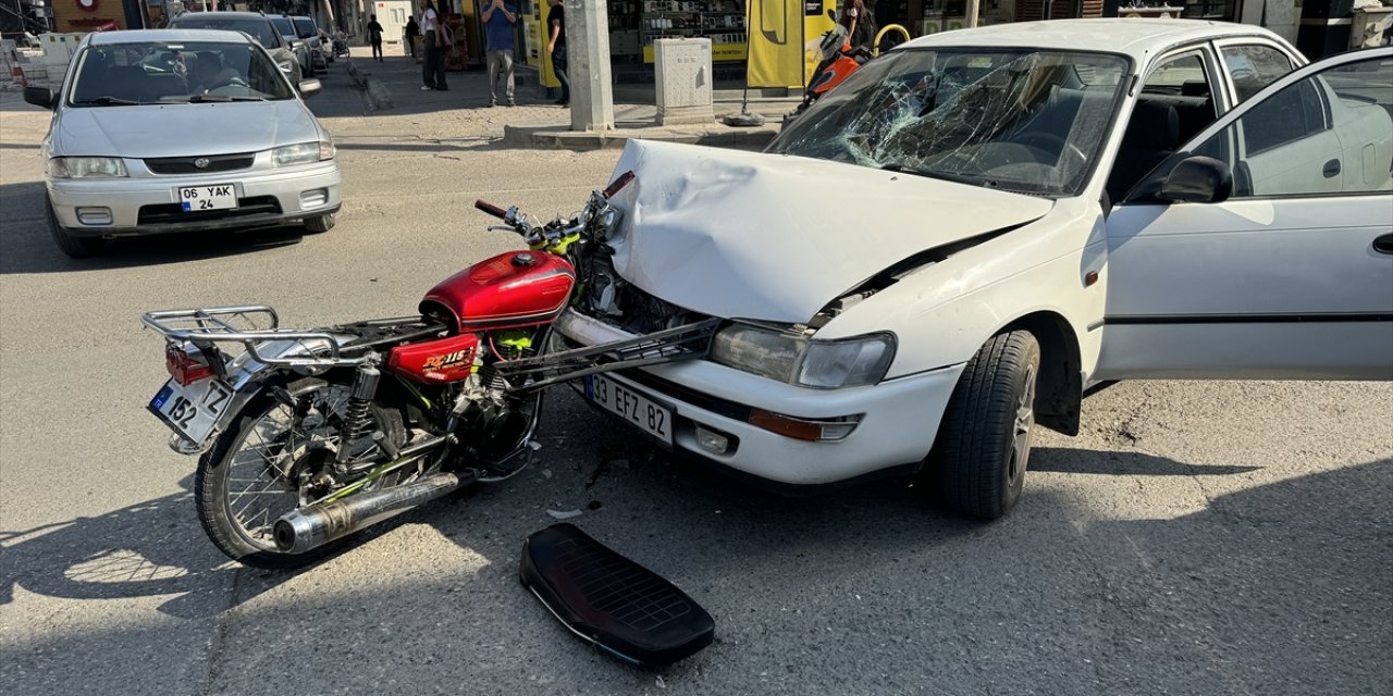 Adıyaman'da motosiklet sürücüsünün yaralandığı kaza güvenlik kamerasında