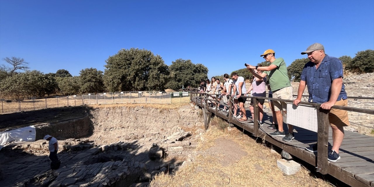 Troya'da arkeologlar saray ve agora ile sur duvarını gün ışığına çıkarıyor