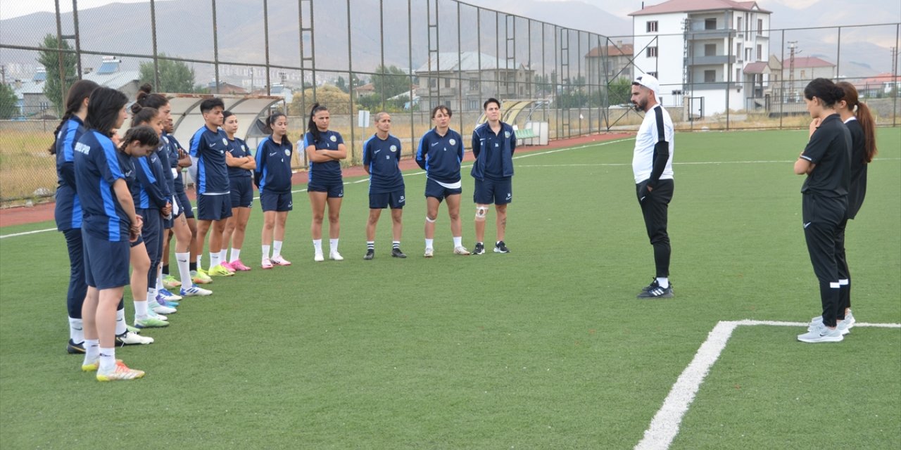 Kadınlar 1. Lig'in yeni ekibi Yüksekova Spor Kulübü'nde hedef şampiyonluk