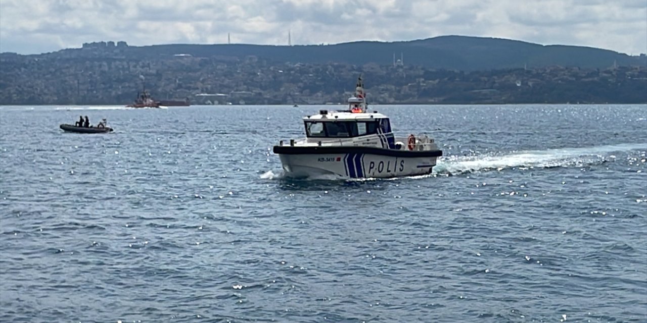 İstanbul Boğazı'nda teknenin batması sonucu kaybolan kişiyi arama çalışmaları sürüyor