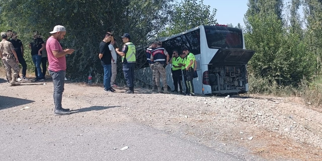 Iğdır'da yolcu otobüsü yoldan çıkıp ağaca çarptı