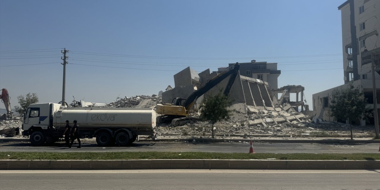 Kahramanmaraş'ta yıkım sırasında enkaz altında kalan operatör yaralı kurtarıldı