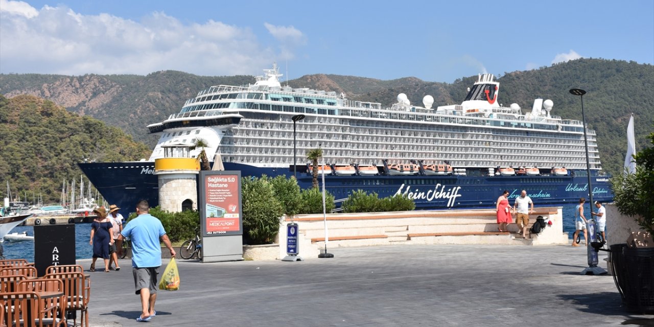 Dev kruvaziyer "Mein Schiff 5" Marmaris Limanı'na yanaştı