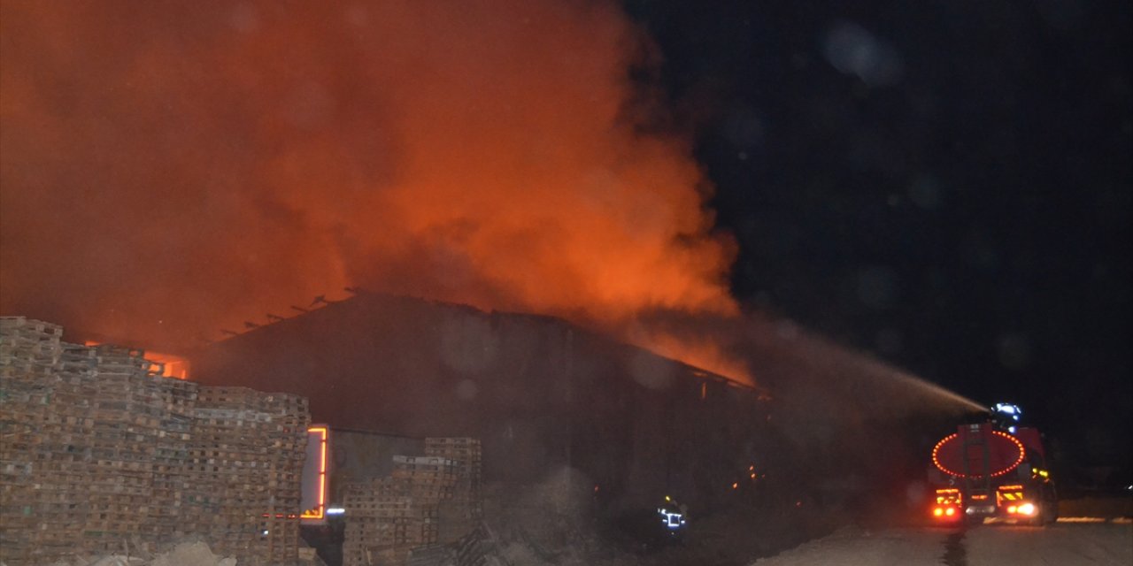 Manisa'da depoda çıkan yangın kontrol altına alındı