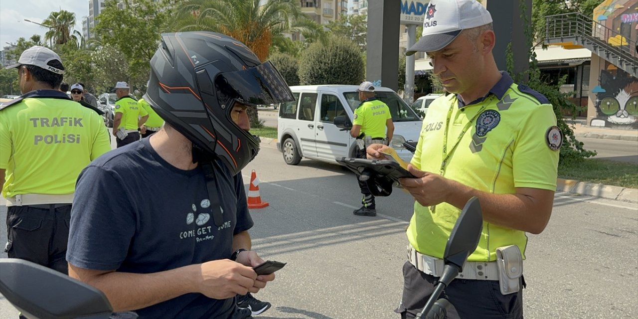 Adana'da trafikte kural ihlali yapan sürücüler dronla belirlendi