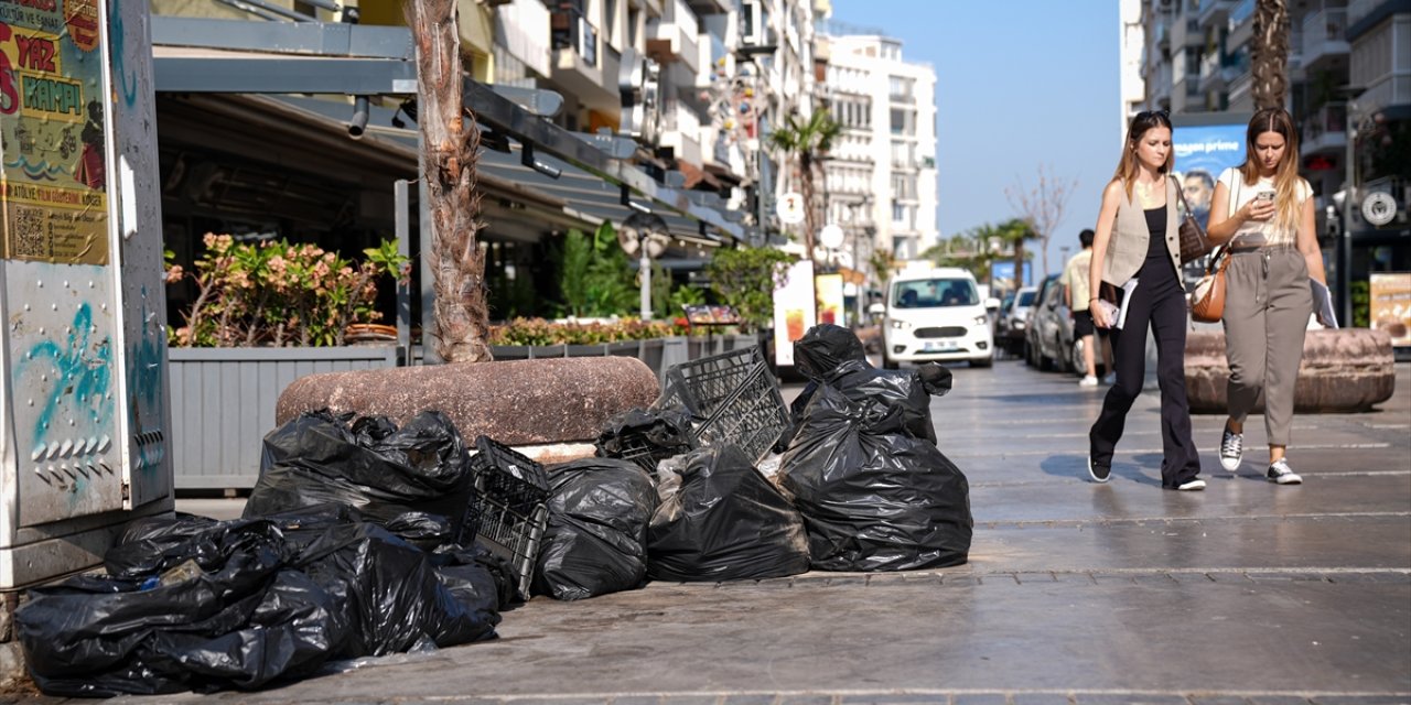 İzmir'de belediye çalışanlarının iş bırakması sonrası kent merkezinde çöp yığınları oluştu