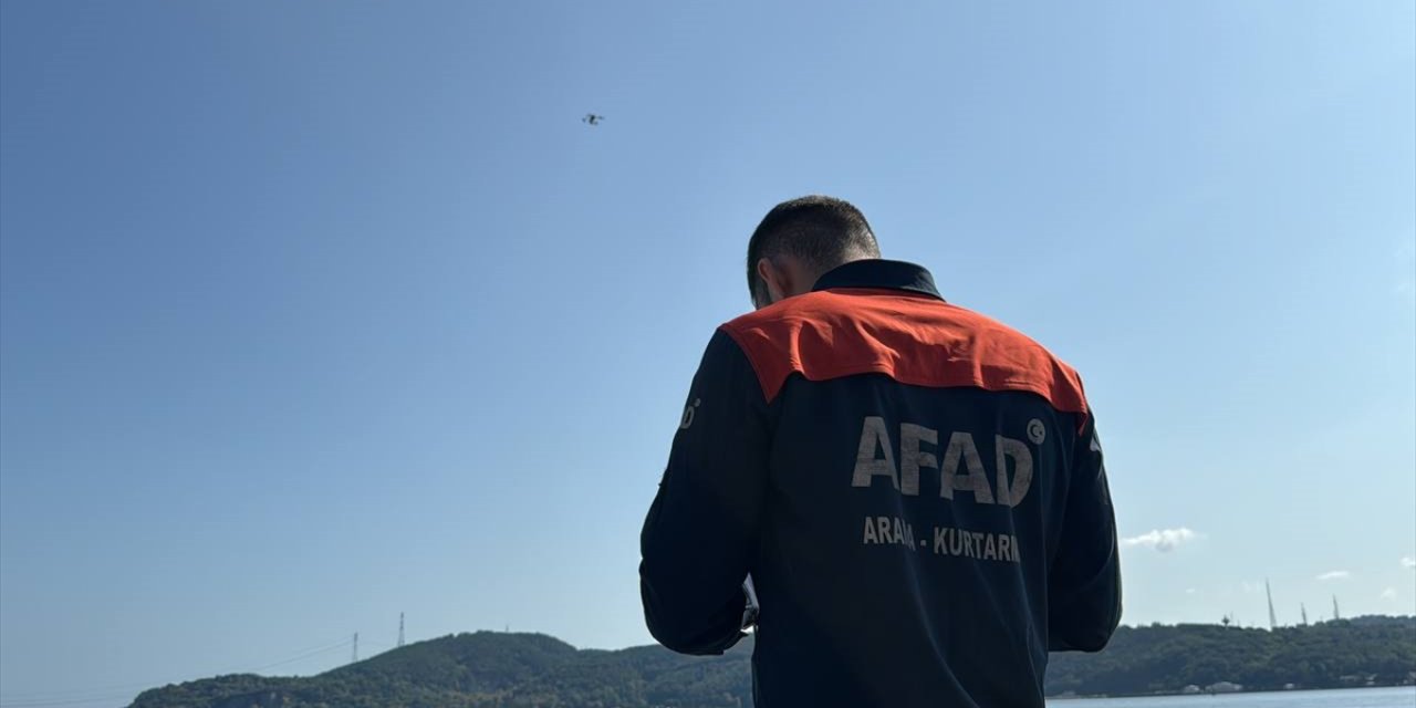 İstanbul Boğazı'nda teknenin batması sonucu kaybolan kişiyi arama çalışmaları sürüyor