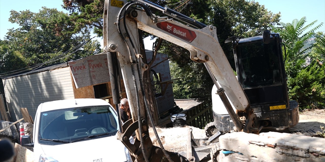 Üsküdar Vaniköy'deki izinsiz inşaatta inceleme yapılıyor