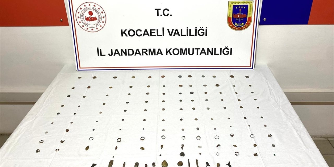 Kocaeli'de bir araçta tarihi eser niteliğinde 24 obje ve 88 sikke bulundu