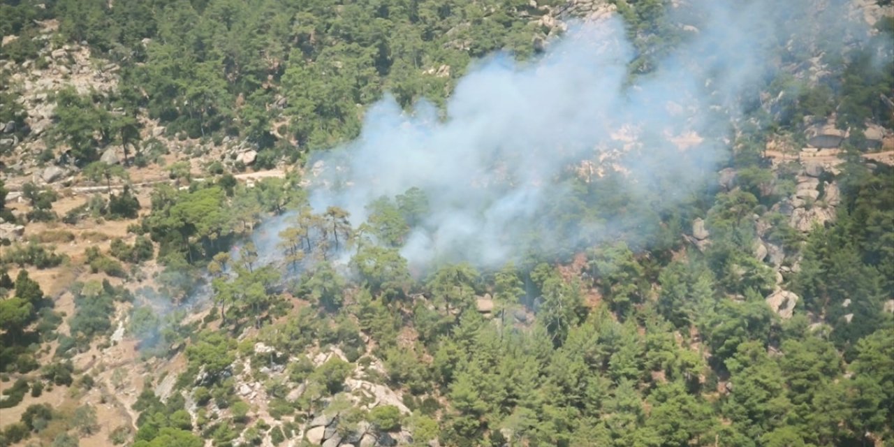 Muğla’nın Yatağan ilçesinde çıkan orman yangınına müdahale ediliyor