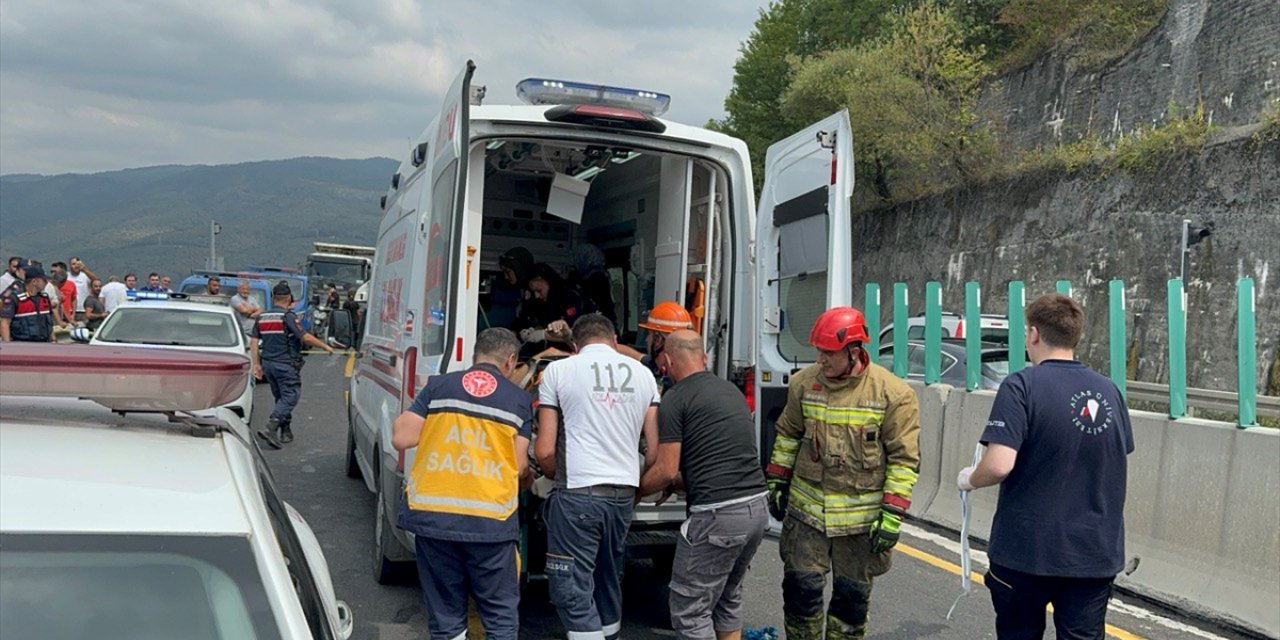 Düzce'de tırla otomobilin çarpıştığı kazada 2 kişi yaşamını yitirdi, 2 kişi yaralandı