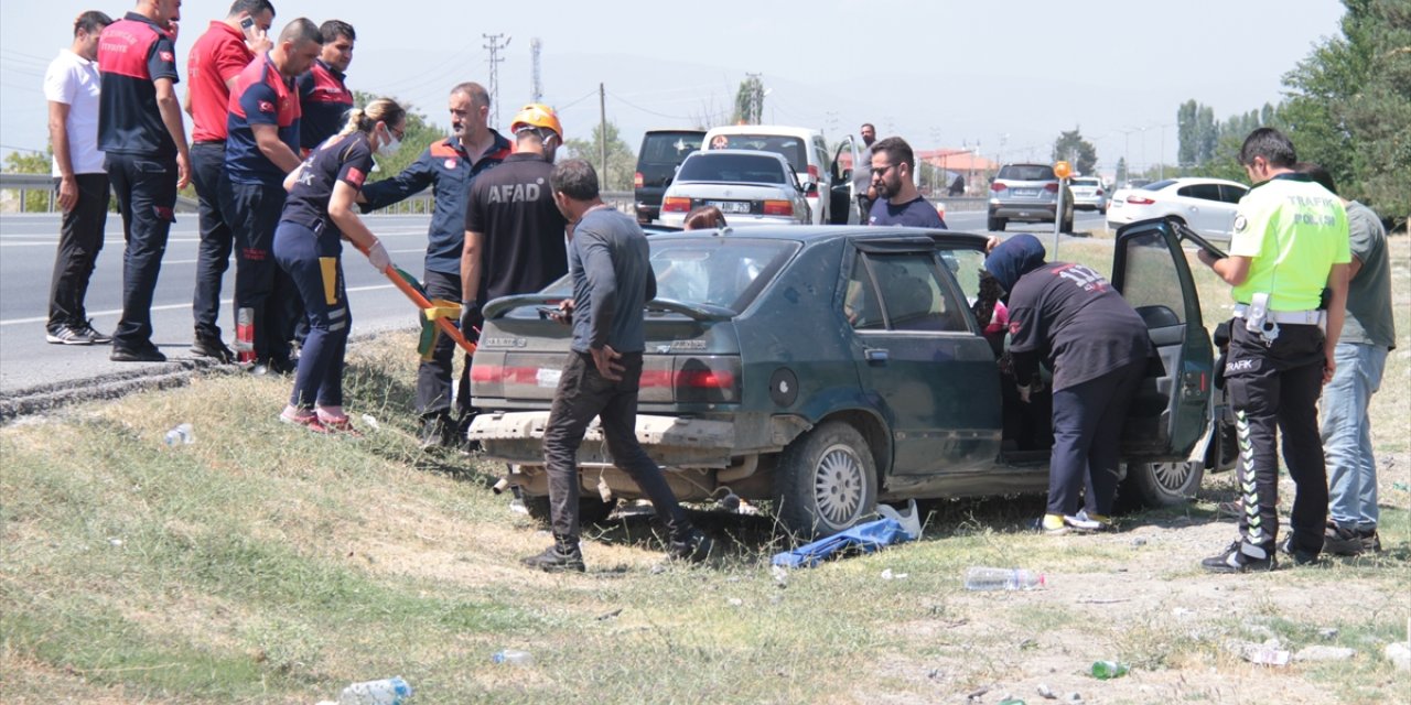 Erzincan'da otomobil yoldan çıktı, 2'si çocuk 4 kişi yaralandı