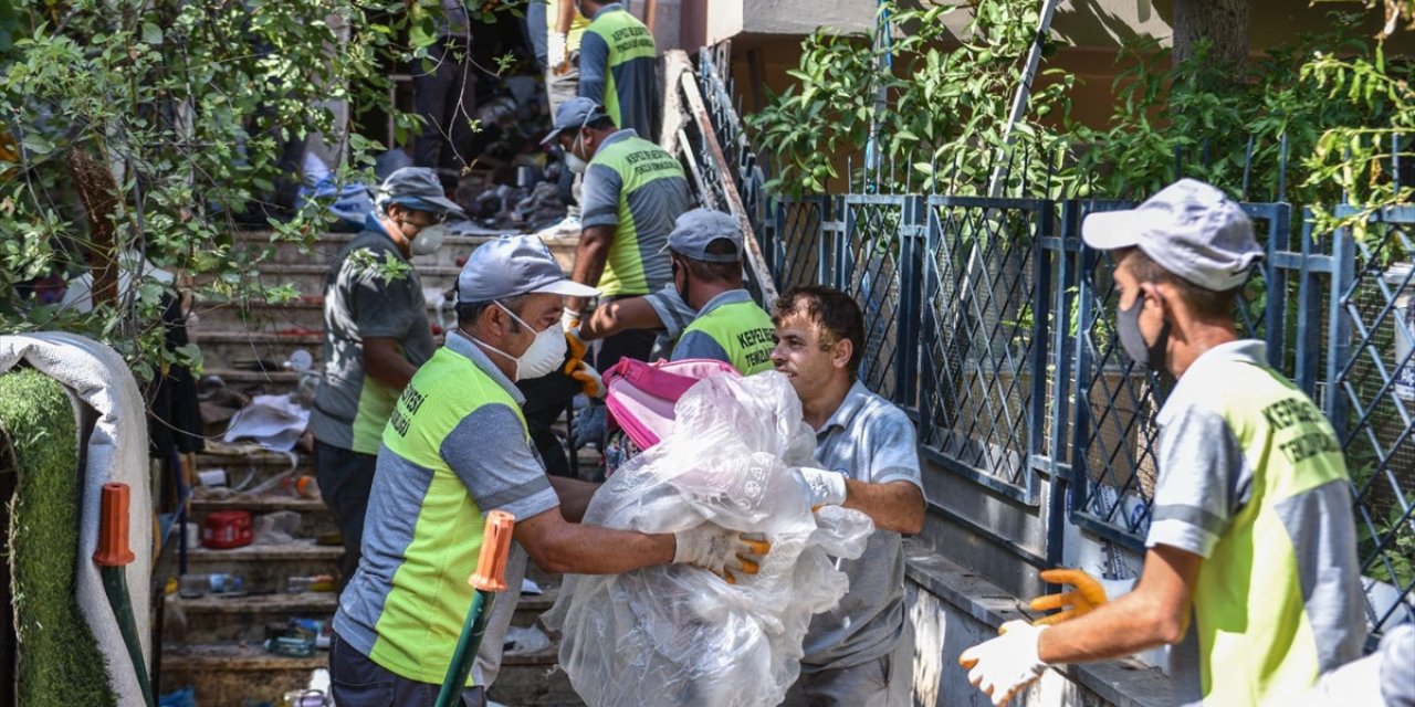 Antalya'da bir apartmanda biriktirilen 6 kamyon çöp temizlendi