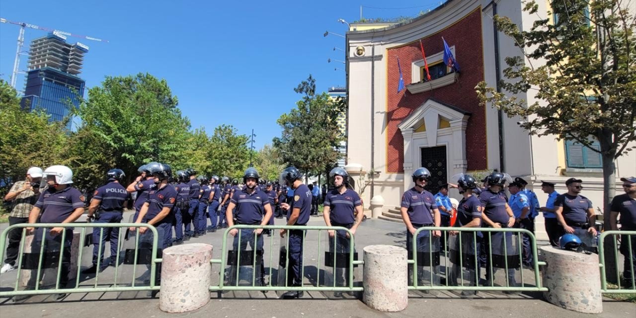 Arnavutluk'ta Belediye Başkanı Veliaj'a istifa çağrısı içeren protestolar sürüyor