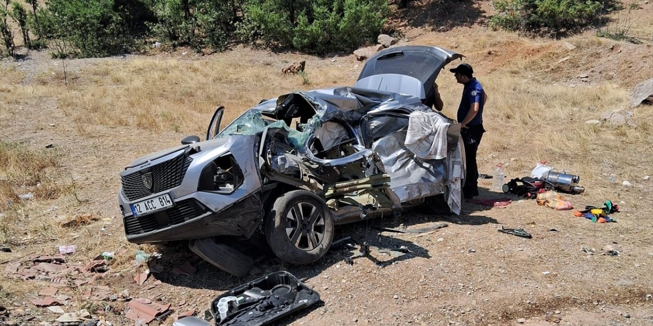 Tunceli'de kamyonla çarpışan otomobildeki 2 kişi öldü, 6 kişi yaralandı