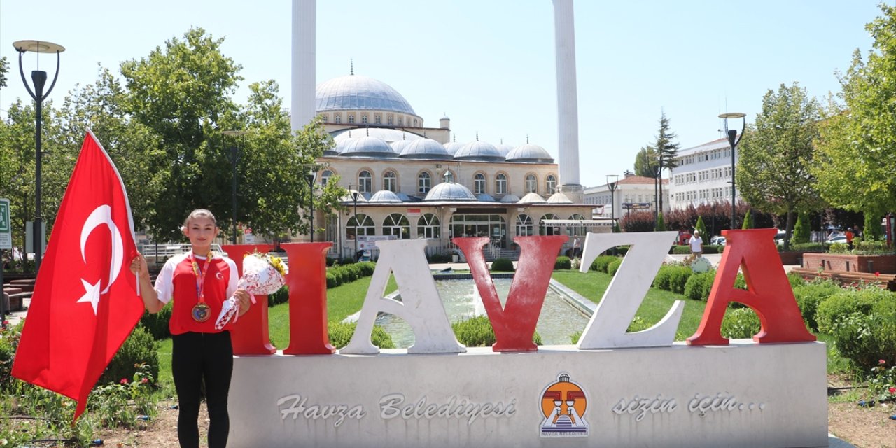 Dünya şampiyonu bilek güreşçi Şaziye'ye Samsun'da karşılama