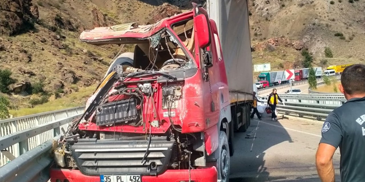 Erzurum'da bariyerlere çarpan tırın sürücüsü hayatını kaybetti